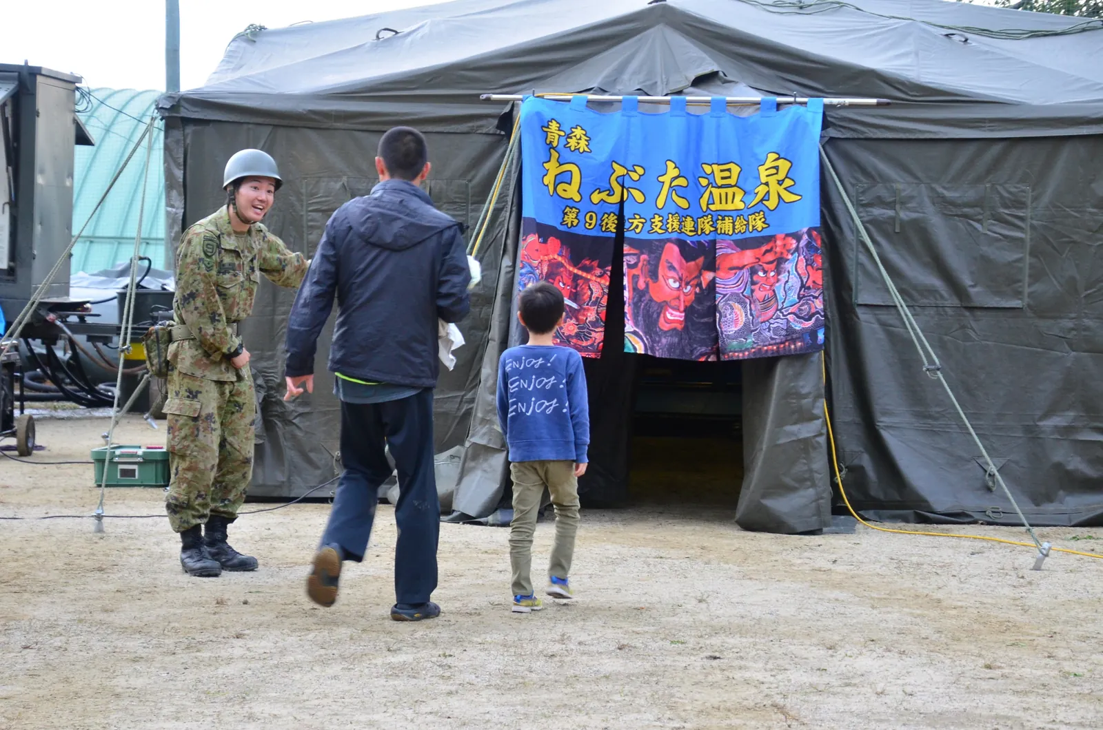 野外に設営された入浴支援のテント