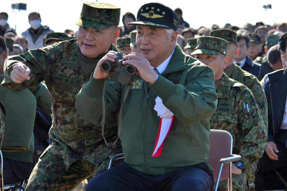 訓練を視察する岩村公史