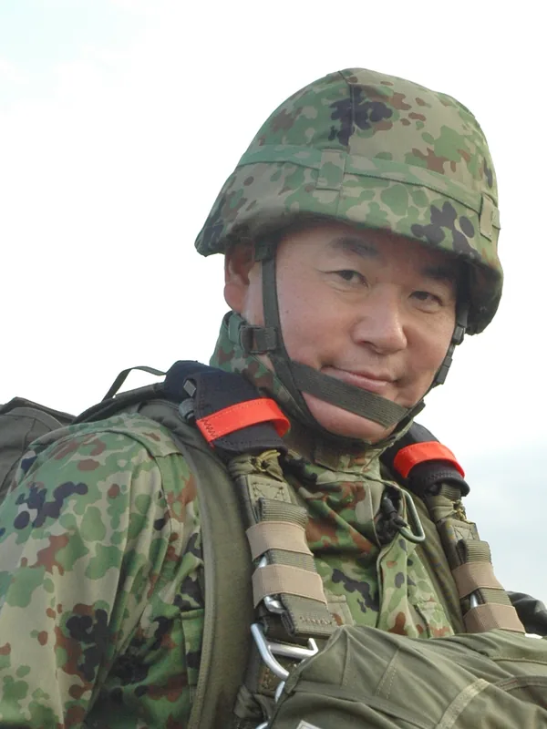 降下訓練の装具を着けた岩村公史
