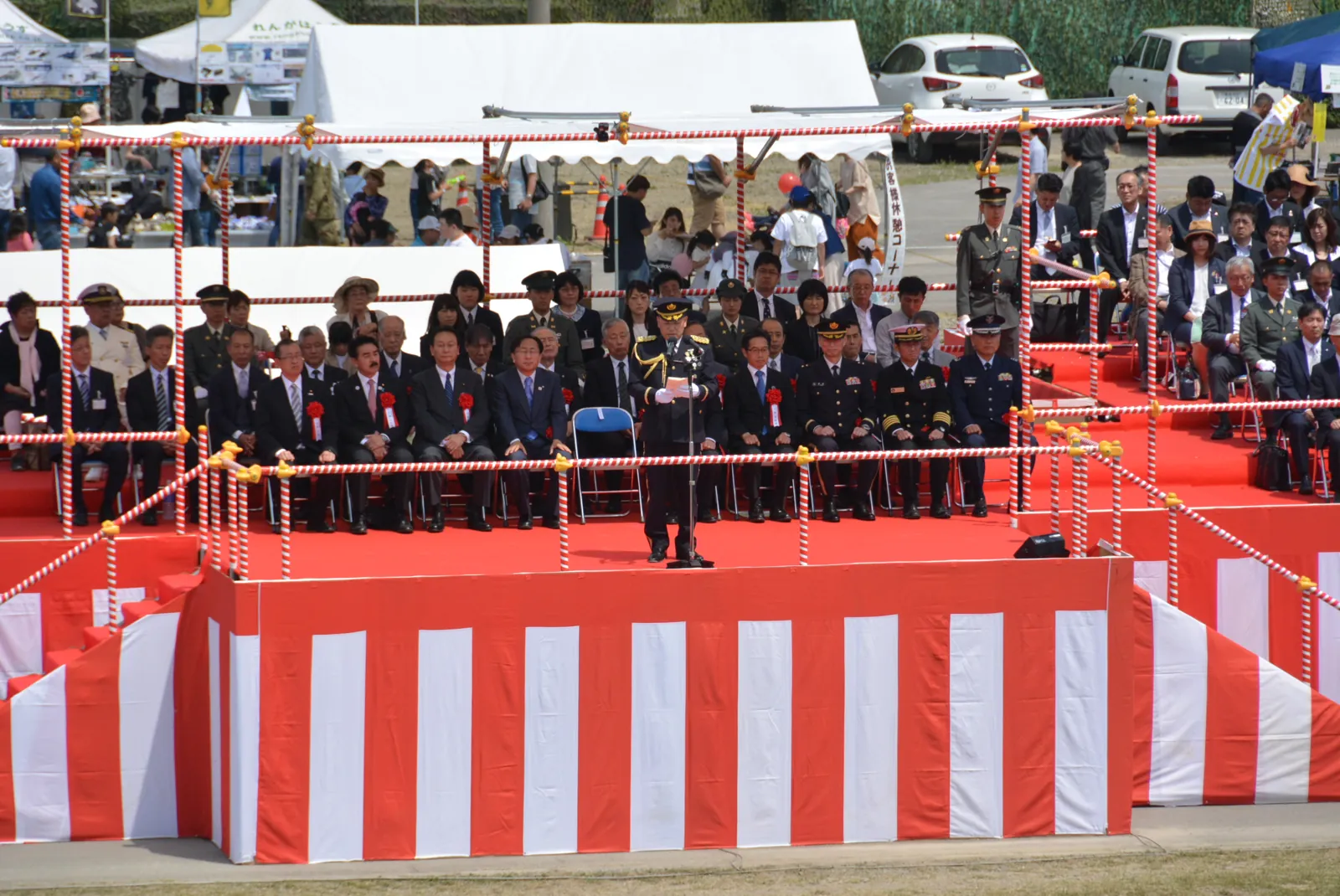 式典で壇上に立つ岩村公史